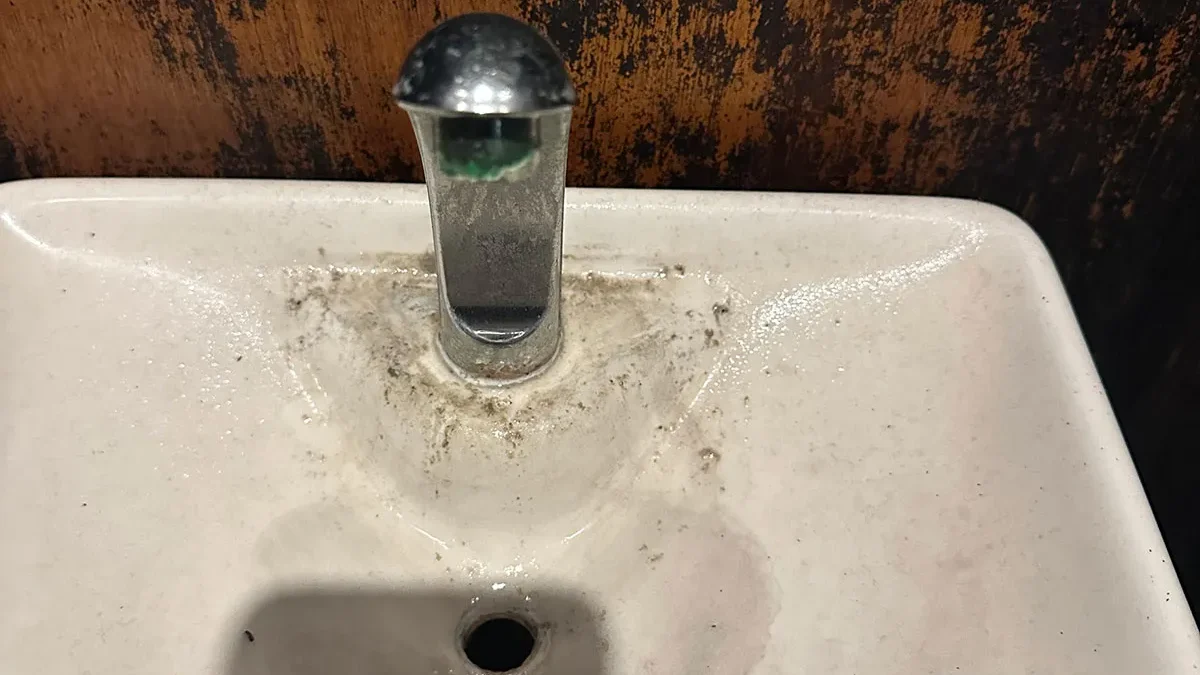 トイレのタンク部分の清掃