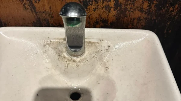 トイレのタンク部分の清掃
